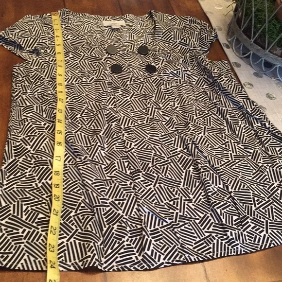 LOFT Geometric Top With Button Detail Small - Picture 4 of 6